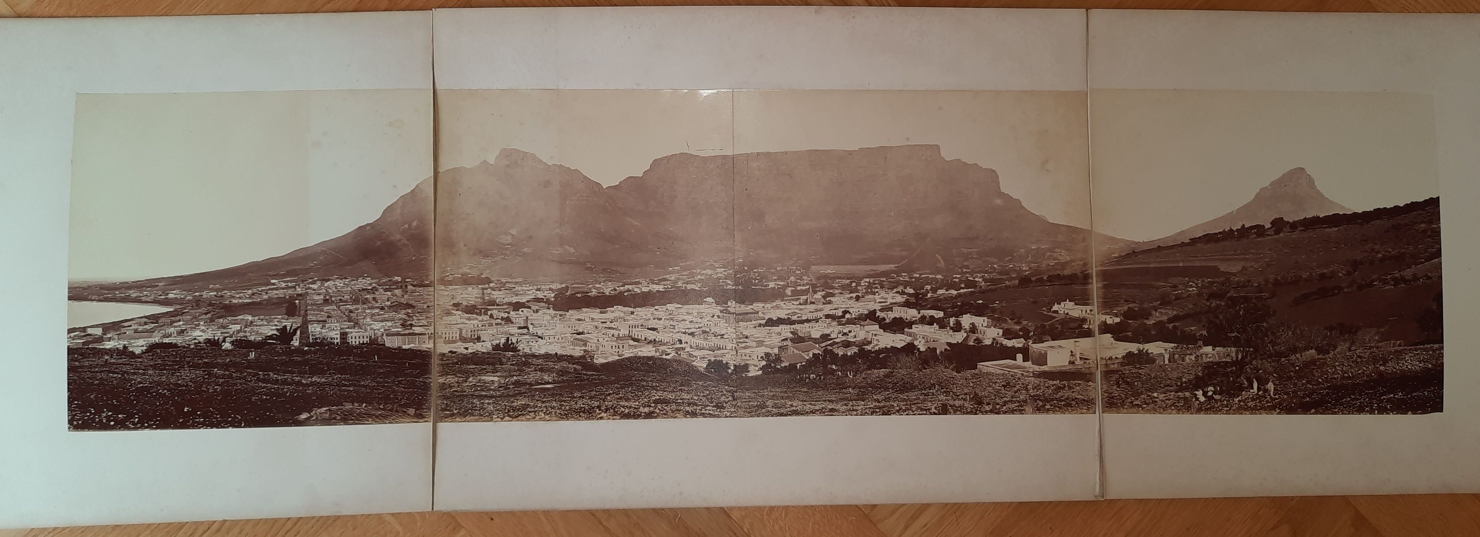  - Panoramaansicht von Kapstadt von einem Hgel aus, im Hintergrund der Tafelberg..